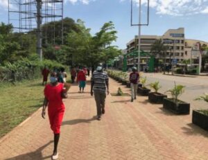 Trotoar (Seperti di Kisumu, Kenya di gambar ini), menciptakan kondisi yang aman untuk para pejalan kaki